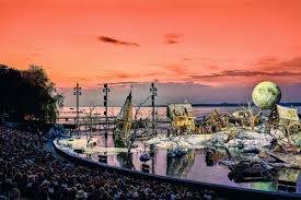 Seeb&uuml;hne der Bregenzer Festspiele in der Abendd&auml;mmerung